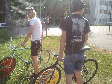 Bike Polo-Spieler mit ihren Rädern, denen sie Felgen aus Zirkusplakaten gefertigt haben.